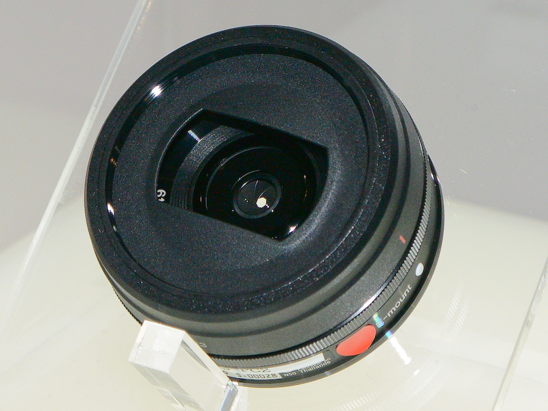 ソニーブースでは「E 20mm F2.8」などを展示
