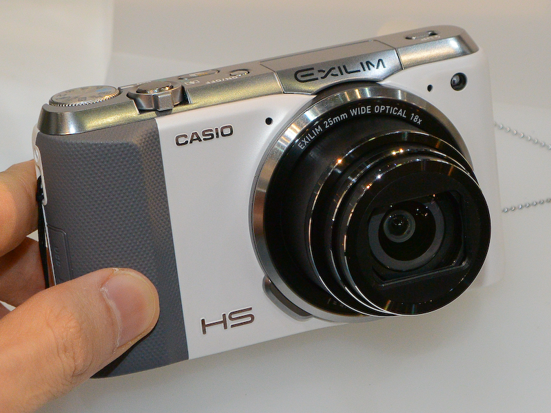 カシオブースには「EXILIM EX-ZR700」などが展示。