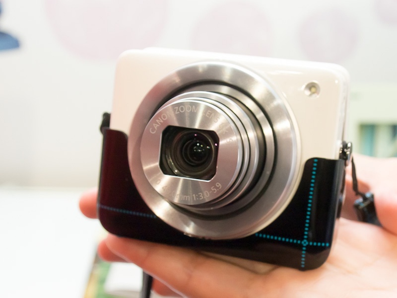 ストラップとケースは標準で付属する。4種類から選択可能