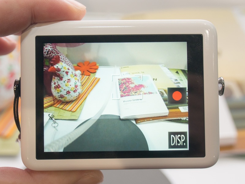 シンプルなデザインで、基本的な操作はタッチパネルを使う