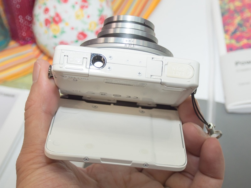 レンズの2つのリングは、下からも押せるので、この状態でも撮影しやすい