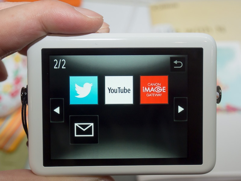 ワンタッチスマホボタン（ストラップホールの上）を押すと、スマートフォンとの接続が行なえる