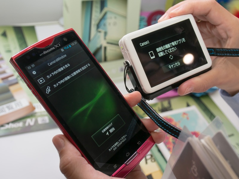 スマートフォンとカメラが接続される