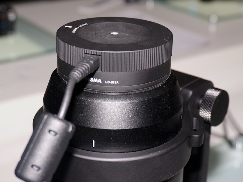 対応レンズのマウント部に装着して使う