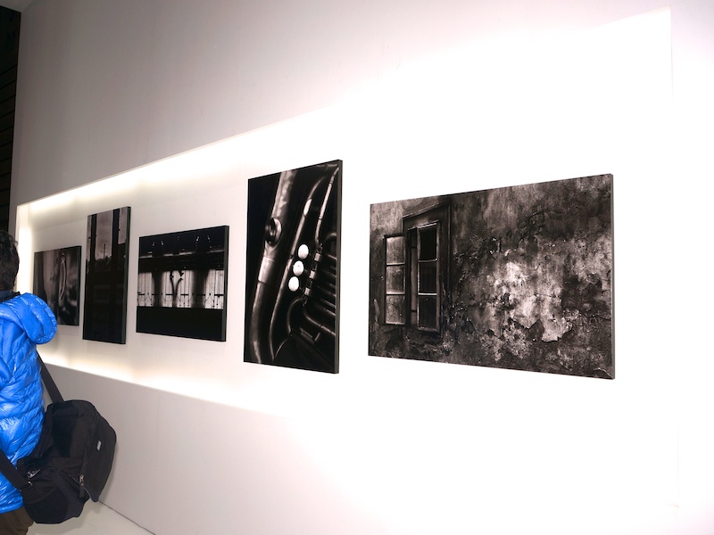 Monochrome Modeで現像された写真が展示されている