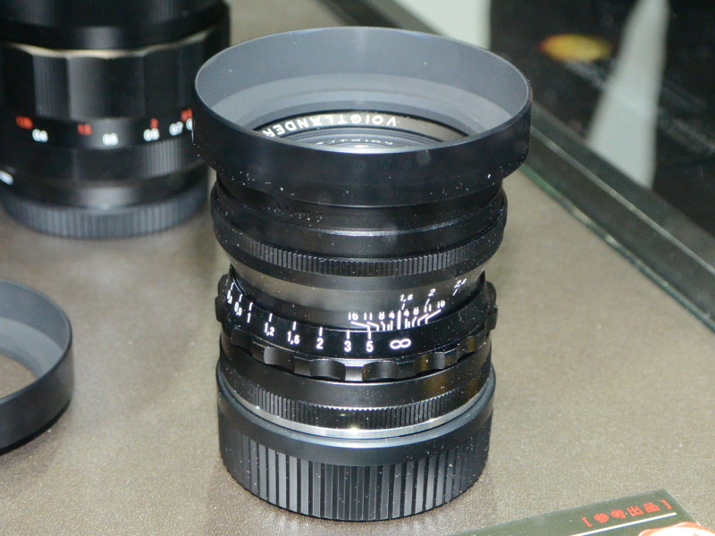 アルミ鏡筒のブラックカラーも用意する。シルバーは真鍮鏡筒