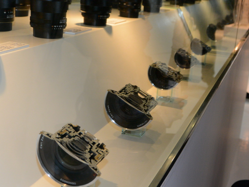 コシナ現行全レンズのカットモデルを展示