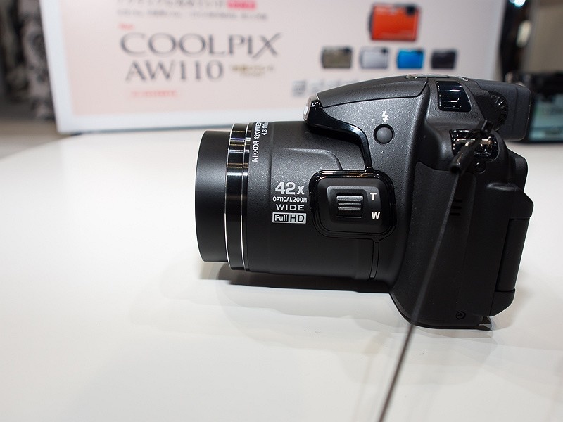 光学42倍の高倍率ズームレンズを採用