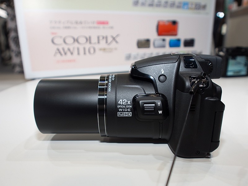 液晶モニターは固定式だが、全体的なデザインはP520と似通っている