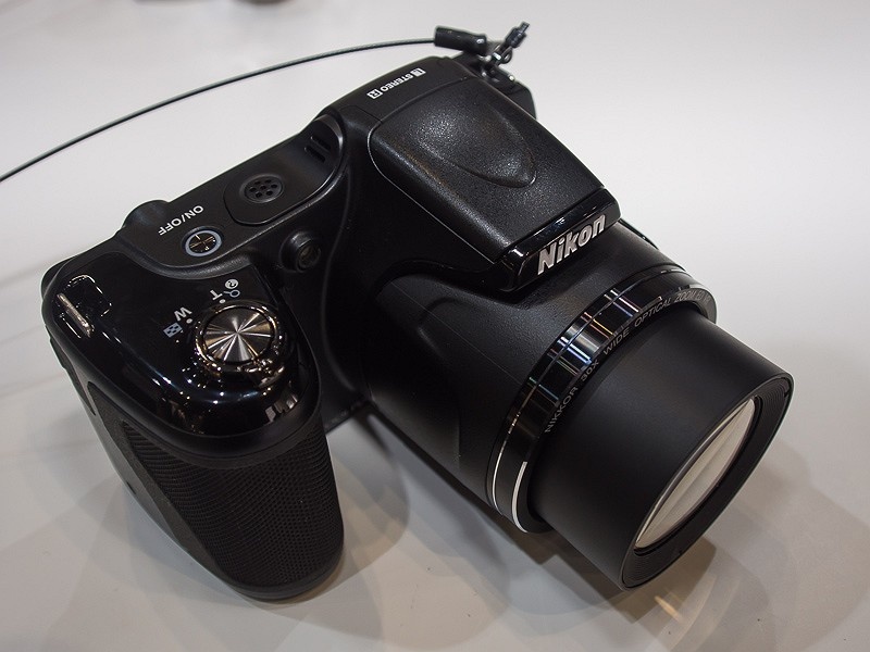 液晶モニターは固定式だが、全体的なデザインはP520と似通っている