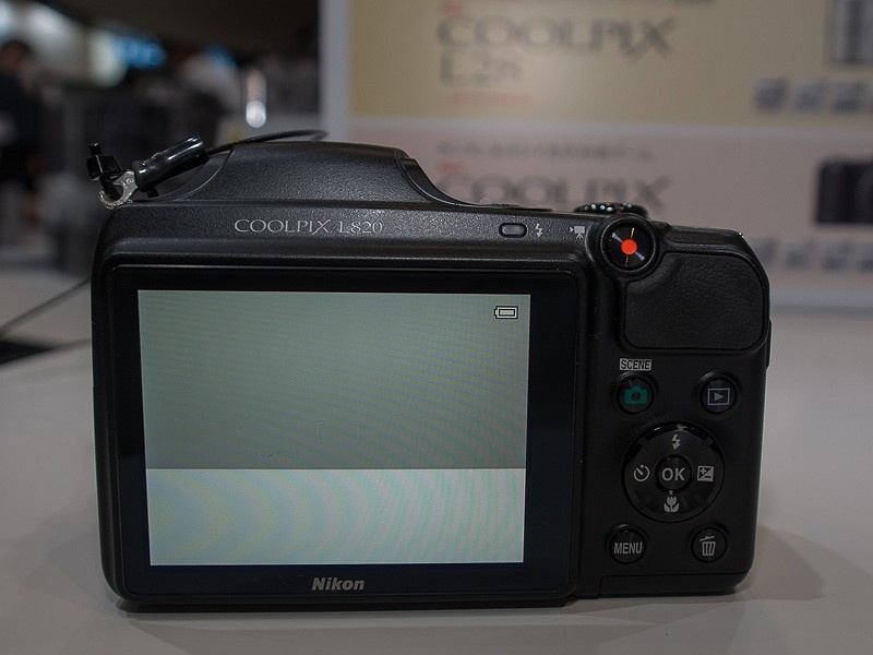 液晶モニターは固定式だが、全体的なデザインはP520と似通っている