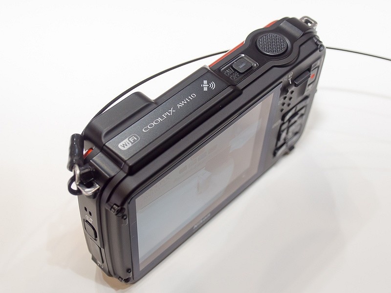 無線LANも内蔵。各種センサーで気圧なども表示できる