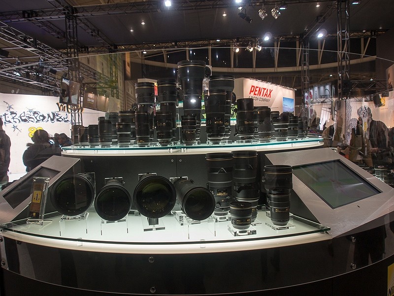 ニッコールレンズ80周年を記念した展示も。最初のNIKKORレンズから現行のレンズまでが紹介されている