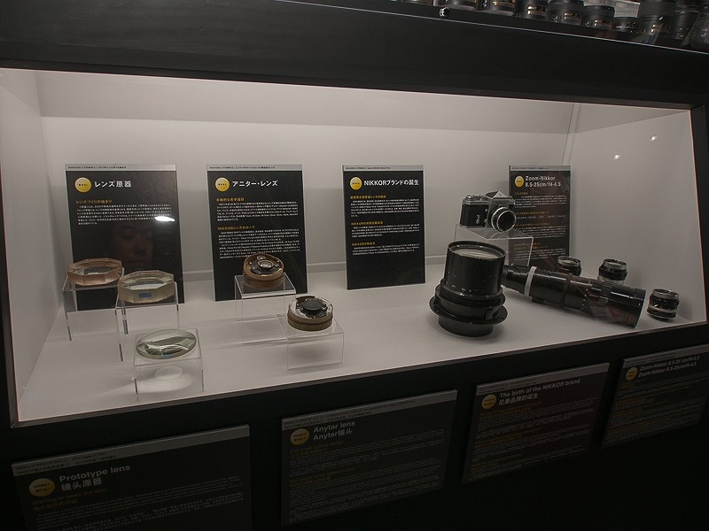 ニッコールレンズ80周年を記念した展示も。最初のNIKKORレンズから現行のレンズまでが紹介されている