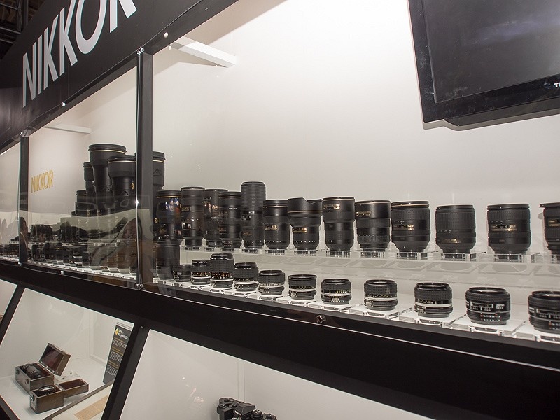現在発売されている現行レンズは全種類が並べられている