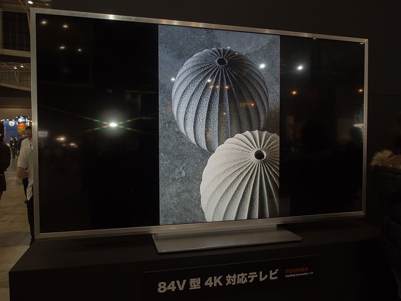 東芝の84V型4Kテレビ（未発売）が展示してあり、4Kテレビによる写真閲覧の新しい方向性も取り上げている