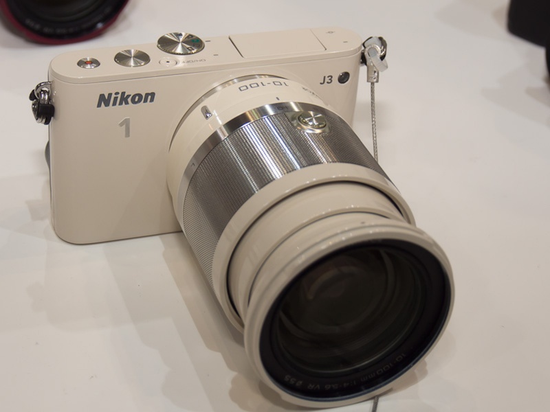 さらにコンパクトボディとなったNikon 1 J3。ボディカラーはこのベージュを含めて5色で、キットレンズは同色のカラーリングになる。レンズは「小型10倍ズームキット」に付属する「1 NIKKOR VR 10-100mm F4-5.6」