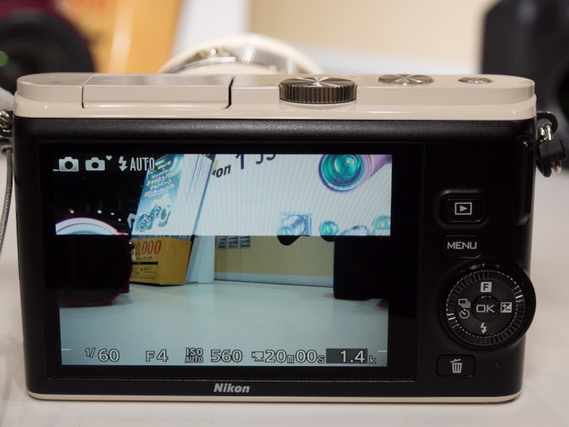 さらにコンパクトボディとなったNikon 1 J3。ボディカラーはこのベージュを含めて5色で、キットレンズは同色のカラーリングになる。レンズは「小型10倍ズームキット」に付属する「1 NIKKOR VR 10-100mm F4-5.6」