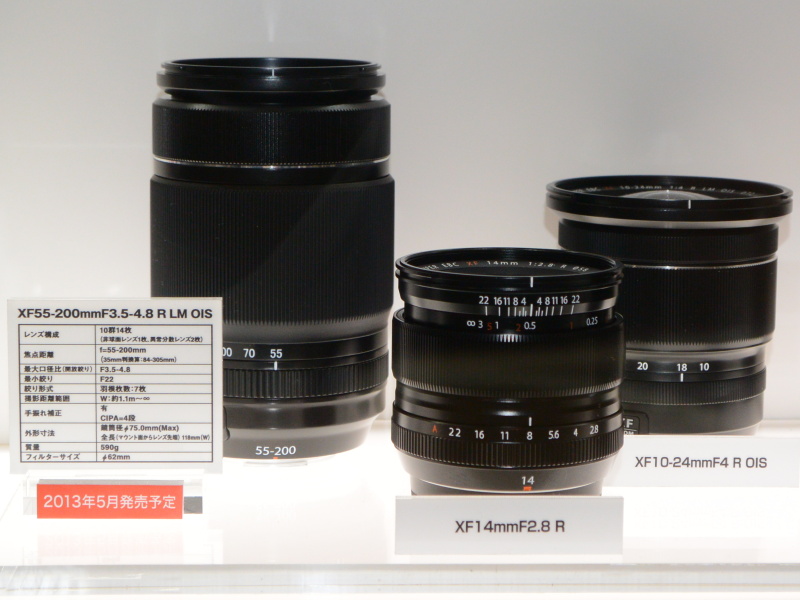 XF 55-200mm F3.5-4.8 R LM OIS（左）。手に取ることはできなかった