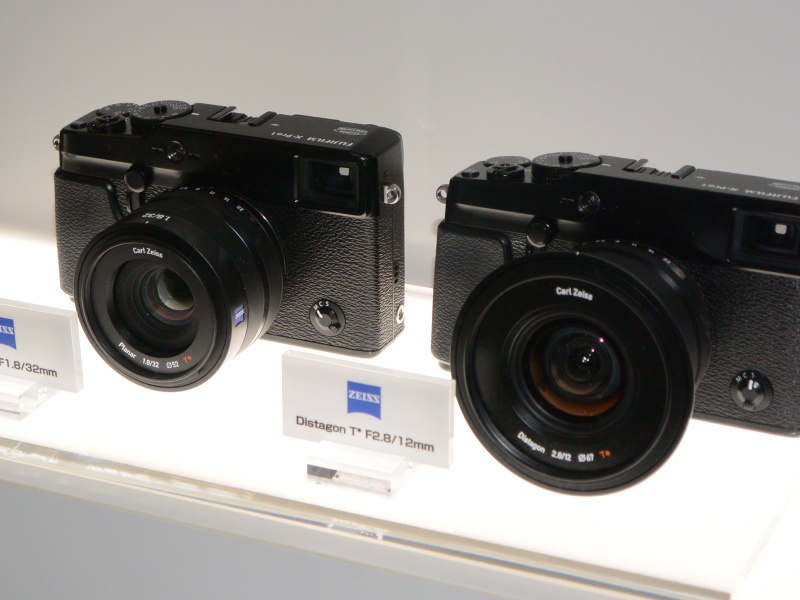 フォトキナ2012にもあったカールツァイスのXマウントレンズをケース内展示
