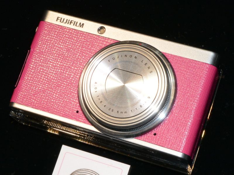 FUJIFILM XF1のバーニーズニューヨーク（BARNEYS NEWYORK）コラボモデルも一堂に展示していた