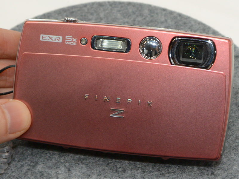 FinePix Z2000EXR。Wi-Fi、赤外線通信に対応する薄型5倍ズーム機