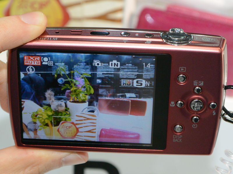 FinePix Z2000EXR。Wi-Fi、赤外線通信に対応する薄型5倍ズーム機