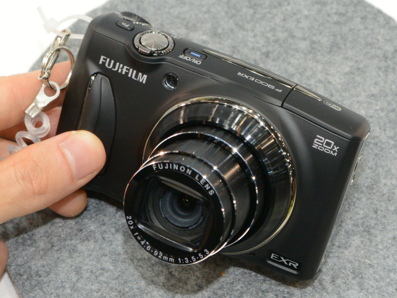FinePix F900EXR。0.05秒AFを謳う20倍ズーム機。スマホ連携機能も装備