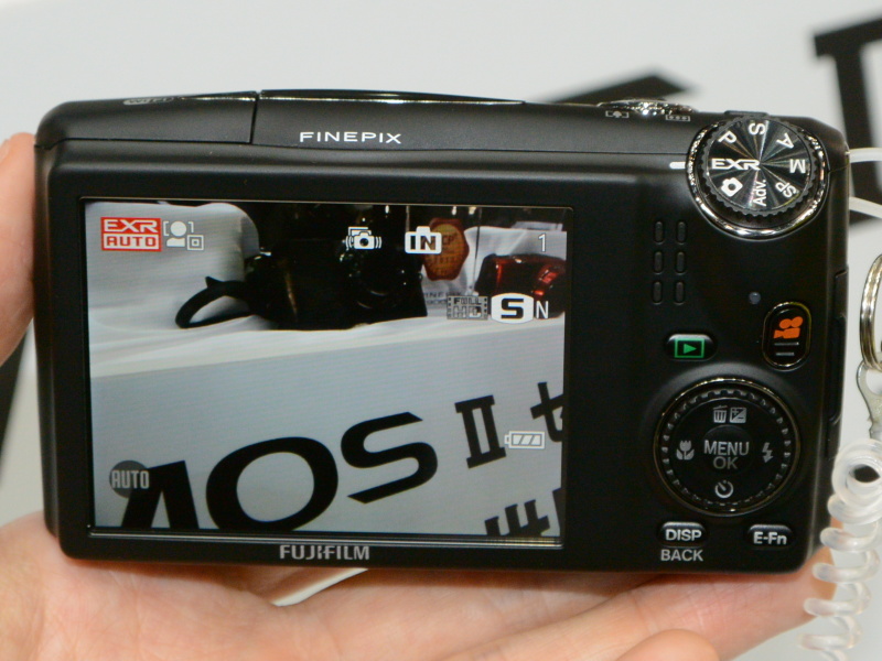 FinePix F900EXR。0.05秒AFを謳う20倍ズーム機。スマホ連携機能も装備