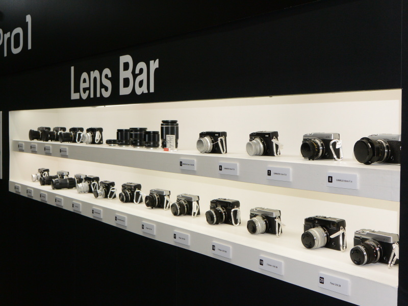 レンズ交換式のXシリーズにMマウントレンズなどを装着した「Lens Bar」のカウンターを設置