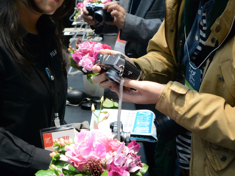 FUJIFILM X100S、X20の体験コーナーは順番待ちの列が絶えない