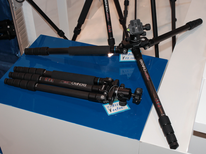 折りたたむとフラットになる三脚は、新たにローポジション開脚に対応した。