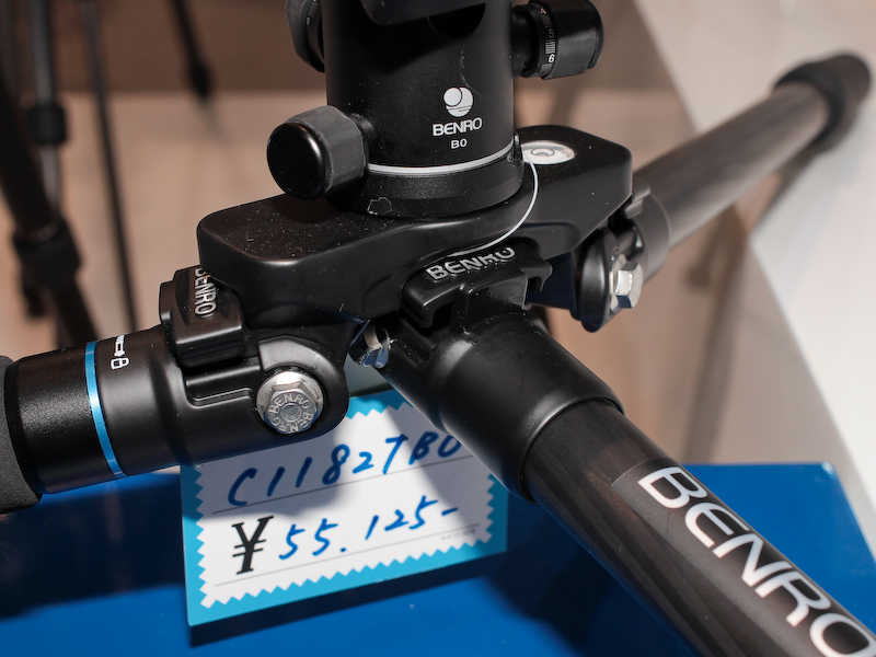 折りたたむとフラットになる三脚は、新たにローポジション開脚に対応した。