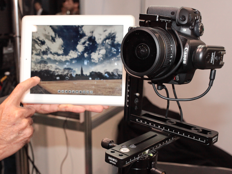 パンラマ撮影ではノーダルポイントを合わせるために、こうした支持アクセサリーが必要になるとのこと