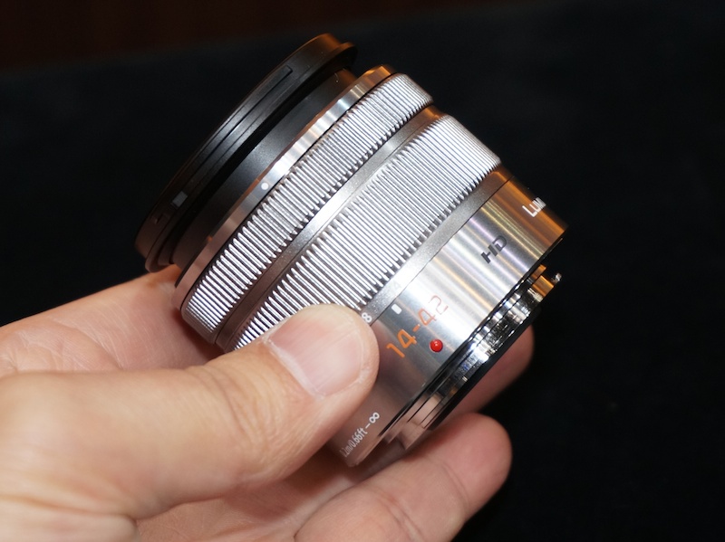 LUMIX G VARIO 14-42mm F3.5-5.6 II ASPH. MEGA O.I.S。写真はシルバー