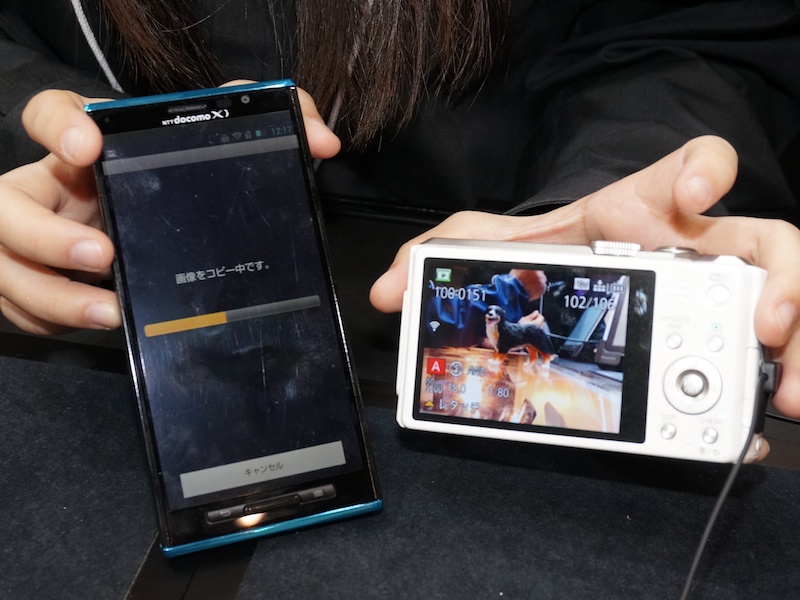 カメラの側面をスマホにタッチ。すると、自動的に接続が始まり、接続すると画像の転送が始まる