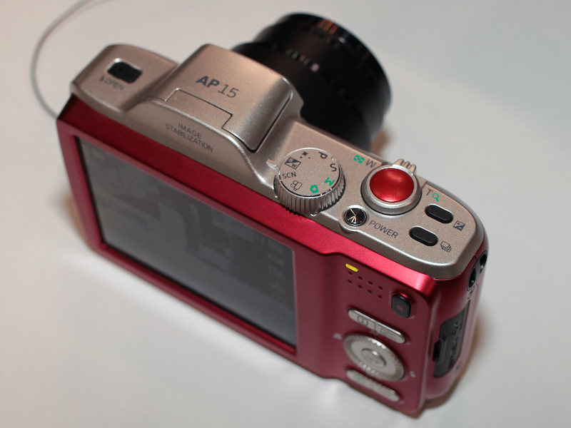 モードダイヤルにモノクロ撮影のポジション（B/Wアイコン）を設けているのが、デジタルカメラでは珍しい