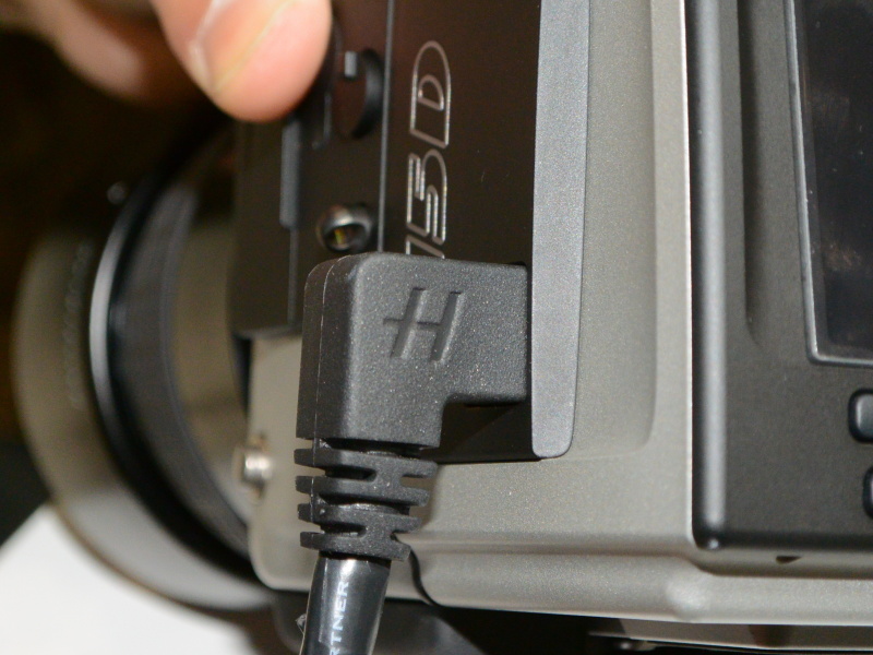 ケーブルをロック機構付きのL字タイプとした