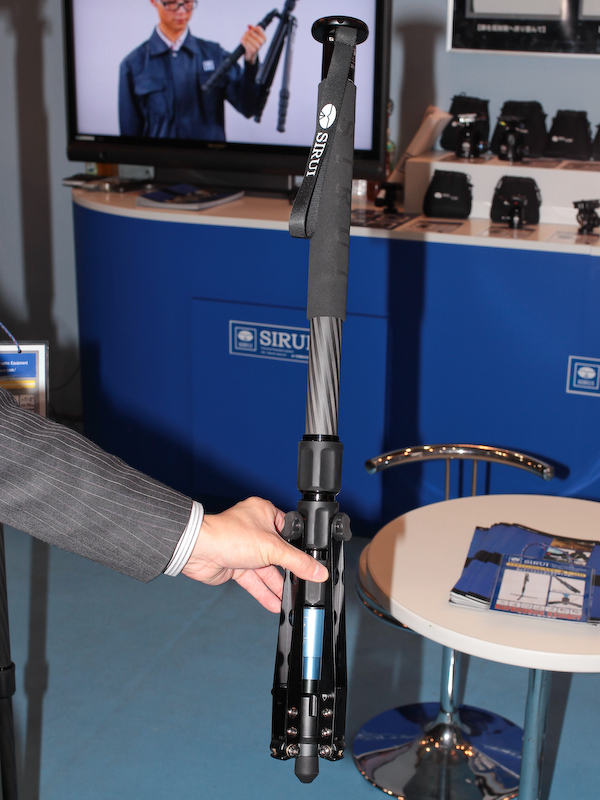 収納状態。縮長は一般的な一脚に比べて長めだ