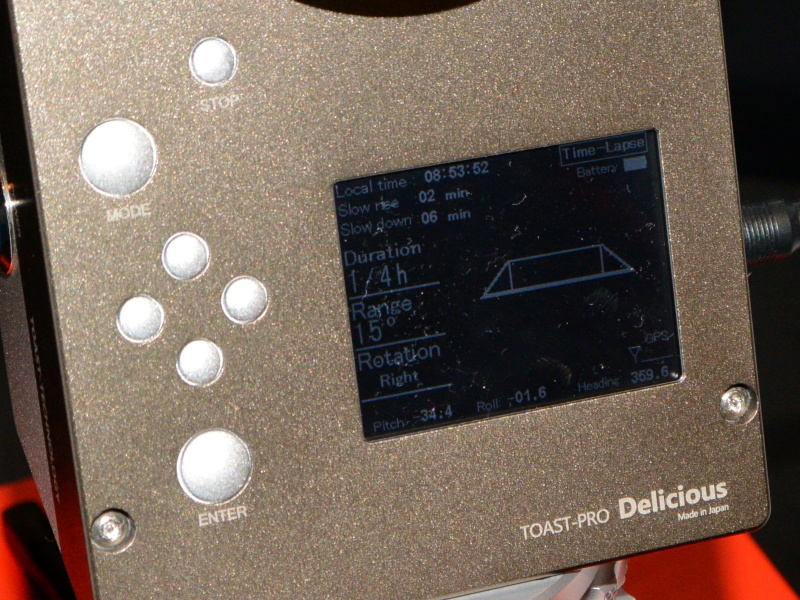 本体に各種ボタンを装備。空の撮影中に意図しない雲がかかってしまった際など、途中で「STOP」ボタンを押すと強制的に終了時のスローダウン動作に移行し、作品として完結した形で撮影を切り上げられるという