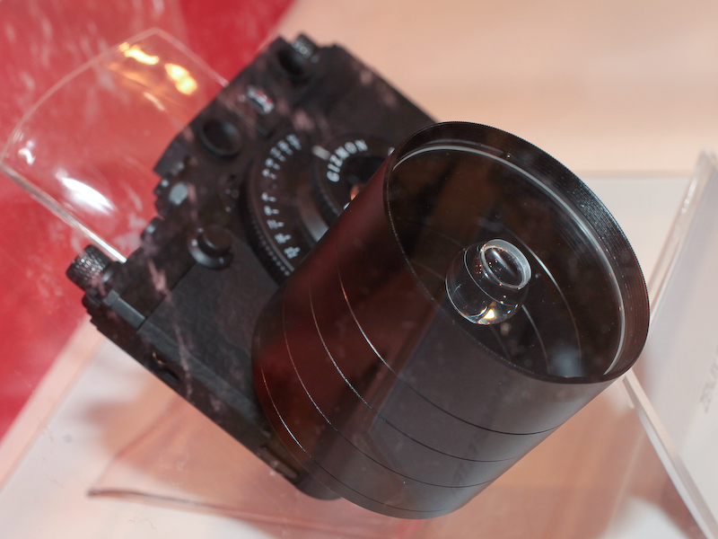 鏡胴は55mm径のリングを重ねている