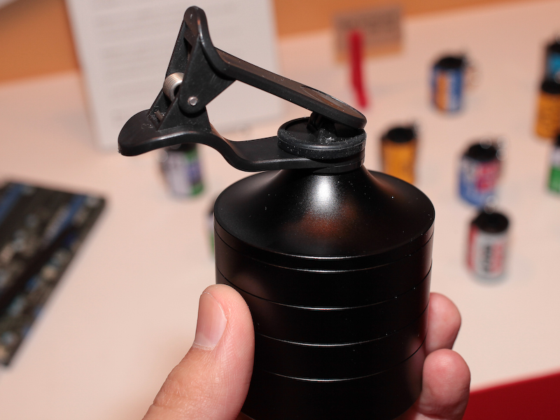 iPadなどに装着できるようクリップが付属する