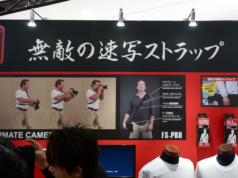 挑戦的なコピーがブース内に踊る