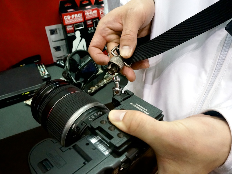 プレートとストラップは、ネジ留め式のボールジョイントで結合する