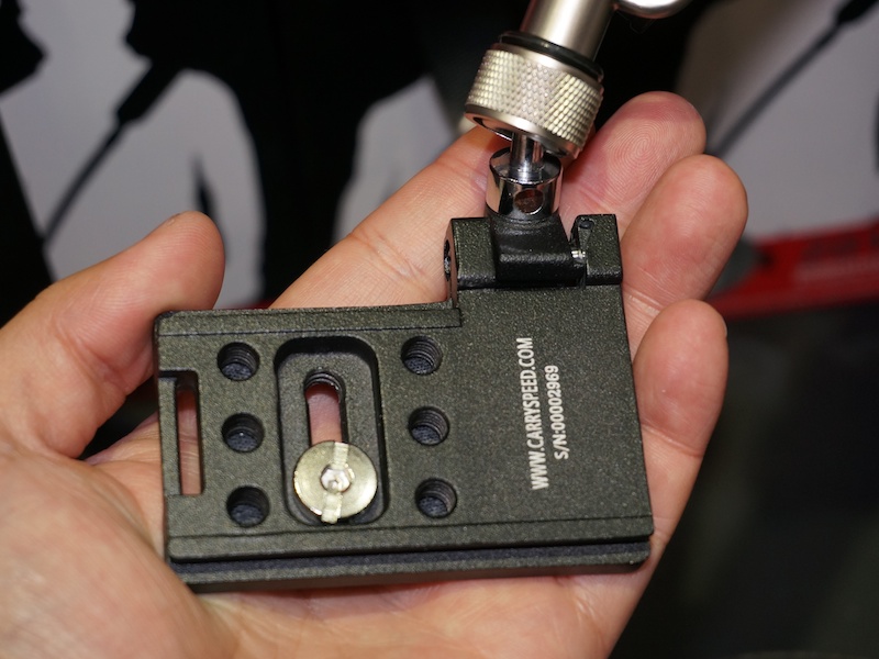 こちらはボールジョイント基部が稼働するF-1タイプ