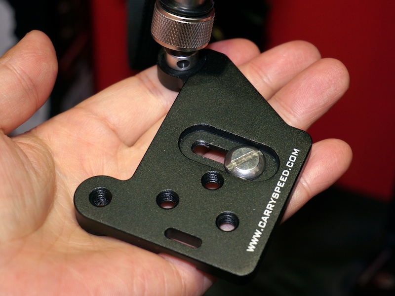 プレートは2種類。写真はボールジョイント基部が動かないC-3タイプ