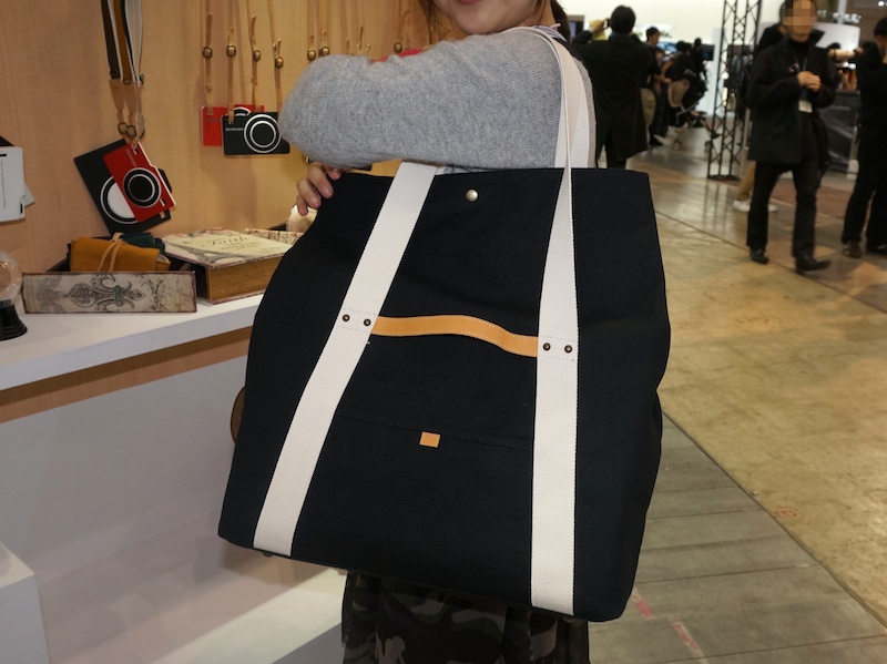 最も大型のトートバッグ。男性でも利用できそうな色使いの製品も用意される