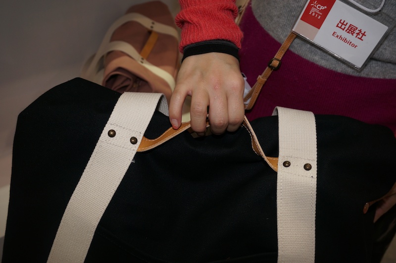 トートバッグなのに手提げ用の持ち手が。持ち手の存在は、シリーズ共通のアイデンティティのようだ