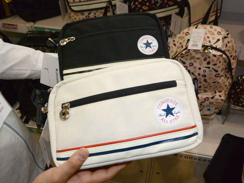 こちらはコンバースのバッグ。一目見てオールスターを連想するデザイン