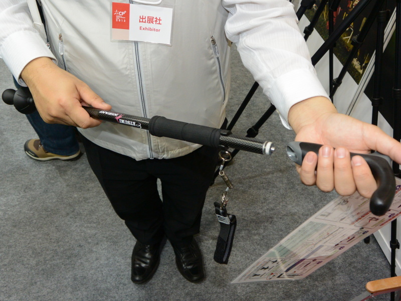 トレッキングポールとしての堅牢製を備えるため、ネジは高めとなっている